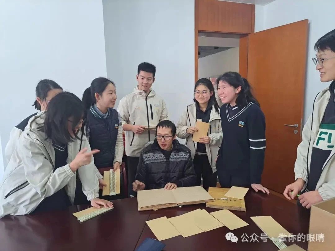 世外中学无障碍社的高中生在学习打盲文的要领 High School Students from WFLA BonVista Club Learning the Basics of Braille Typing 世外中学无障碍社的高中生在学习打盲文的要领 High School Students from WFLA BonVista Club Learning the Basics of Braille Typing